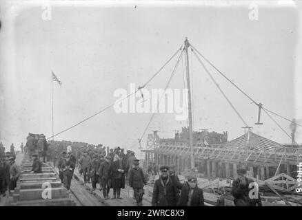 Sous-marin Co. Yards, Newark, photographie montre le chantier naval de Newark Bay, Kearny, New Jersey lors d'une cérémonie le 20 décembre 1917 marquant le premier rivet enfoncé dans le «premier navire en acier structurel standardisé jamais construit», 1917 Dec. 20, négatifs en verre, 1 négatif : verre Banque D'Images