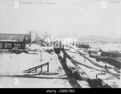 Submarine Co. Yard, Newark, photographie montre le chantier naval de Newark Bay, Kearny, New Jersey probablement au moment d'une cérémonie le 20 décembre 1917 marquant le premier rivet enfoncé dans «le premier navire en acier de structure standardisé jamais construit.», entre CA. 1915 et env. 1920, négatifs en verre, 1 négatif : verre Banque D'Images