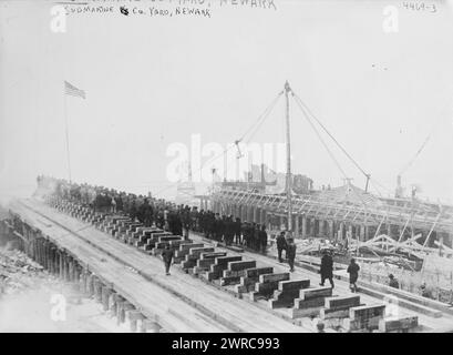 Submarine Co. Yard, Newark, photographie montre le chantier naval de Newark Bay, Kearny, New Jersey probablement au moment d'une cérémonie le 20 décembre 1917 marquant le premier rivet enfoncé dans «le premier navire en acier de structure standardisé jamais construit.», entre CA. 1915 et env. 1920, négatifs en verre, 1 négatif : verre Banque D'Images