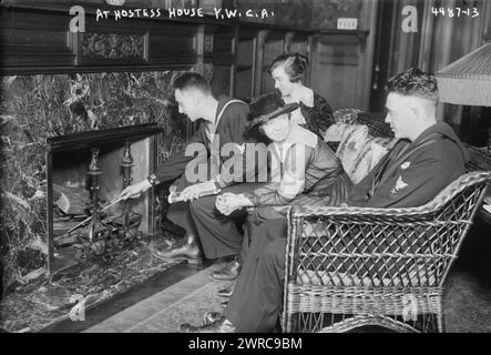 À Hostess House, Y.W.C.A., la photographie montre des femmes et du personnel militaire dans une «maison d'hôtesse» probablement dans un camp militaire pendant la première Guerre mondiale Les maisons d'hôtesse ont été mises en place par le War Work Council du YWCA., entre CA. 1915 et 1918, Guerre mondiale, 1914-1918, négatifs en verre, 1 négatif : verre Banque D'Images