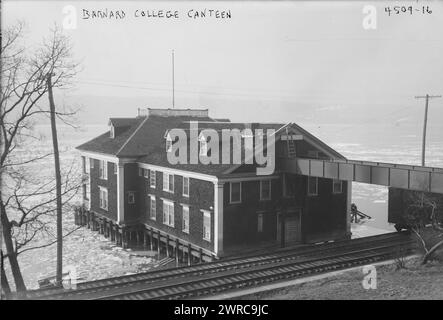 Barnard College Canteen, photographie montrant la maison d'hôtes Gould de l'Université Columbia, à la 115e et Riverside Drive, New York. Barnard College a installé une cantine dans le hangar à bateaux pour les soldats qui voyageaient à travers New York sur leur chemin de retour de la première Guerre mondiale La cantine a ouvert le 6 mars 1918 et fermé le 24 mars 1919., 1918 ou 1919, Guerre mondiale, 1914-1918, négatifs en verre, 1 négatif : verre Banque D'Images