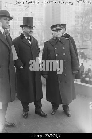 Secy Daniels, Capt. C.A. Adams, photographie montre le secrétaire à la Marine Josephus Daniels (1862-1948) sur l'U.S.S. Recruit, un faux cuirassé construit à Union Square, New York City par la Marine pour recruter des marins et vendre des Liberty Bonds pendant la première Guerre mondiale Daniels a rendu visite à la recrue le 16 mars 1918. Daniels est avec le capitaine Charles Albert Adams (1846-1929), commandant de l'USS Recruit., 1918 mars 16, négatifs en verre, 1 négatif : verre Banque D'Images