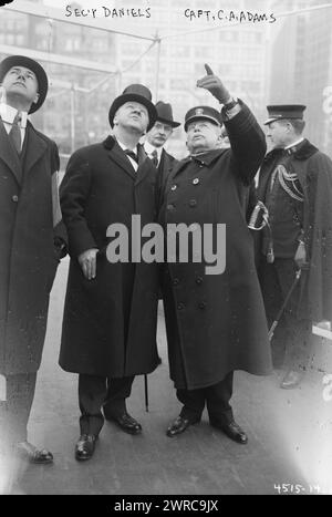 Secy Daniels, Capt. C.A. Adams, photographie montre le secrétaire à la Marine Josephus Daniels (1862-1948) sur l'U.S.S. Recruit, un faux cuirassé construit à Union Square, New York City par la Marine pour recruter des marins et vendre des Liberty Bonds pendant la première Guerre mondiale Daniels a rendu visite à la recrue le 16 mars 1918. Il s'entretient avec le capitaine Charles Albert Adams (1846-1929), commandant de l'USS Recruit., 1918 mars 16, Guerre mondiale, 1914-1918, négatifs en verre, 1 négatif : verre Banque D'Images