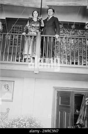 Galli-Curci et son mari, photographie montre la chanteuse italienne d'opéra soprano coloratura Amelita Galli-Curci (1882-1963) debout sur un balcon avec un homme, peut-être son accompagnateur et second mari Homer Samuels., entre env. 1915 et env. 1920, négatifs en verre, 1 négatif : verre Banque D'Images