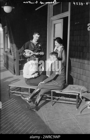 Barnard Canteen, photographie montre des soldats et des femmes jouant des instruments à la Gould Boathouse de l'Université Columbia, 115th et Riverside Drive, New York. Barnard College a mis en place une cantine dans le hangar à bateaux pour les hommes qui voyageaient à travers New York sur leur chemin de retour de la première Guerre mondiale La cantine a ouvert le 6 mars 1918 et fermé le 24 mars 1919., 1918 ou 1919, Guerre mondiale, 1914-1918, négatifs en verre, 1 négatif : verre Banque D'Images