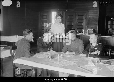 Barnard Canteen, photographie montre des soldats assis autour d'une table dans la Gould Boathouse de l'Université Columbia, 115th et Riverside Drive, New York. Barnard College a installé une cantine dans le hangar à bateaux pour les soldats qui voyageaient à travers New York sur leur chemin de retour de la première Guerre mondiale La cantine a ouvert le 6 mars 1918 et fermé le 24 mars 1919., 1918 ou 1919, Guerre mondiale, 1914-1918, négatifs en verre, 1 négatif : verre Banque D'Images