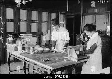 Barnard Canteen, photographie montre des femmes préparant de la nourriture à la Gould Boathouse de l'Université Columbia, 115th et Riverside Drive, New York. Barnard College a installé une cantine dans le hangar à bateaux pour les soldats qui voyageaient à travers New York sur leur chemin de retour de la première Guerre mondiale La cantine a ouvert le 6 mars 1918 et fermé le 24 mars 1919., 1918 ou 1919, Guerre mondiale, 1914-1918, négatifs en verre, 1 négatif : verre Banque D'Images