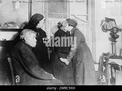 Pont-a-Mousson, Américains visitant des Français âgés, photographie montre une femme américaine visitant des Français âgés, probablement pendant la première Guerre mondiale, entre CA. 1915 et 1918, Guerre mondiale, 1914-1918, négatifs en verre, 1 négatif : verre Banque D'Images