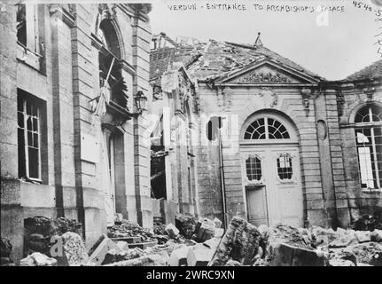 Verdun, entrée du palais de l'archevêque, photographie montrant les dommages causés au palais de l'archevêque à Verdun, France pendant la première Guerre mondiale, 1916, Guerre mondiale, 1914-1918, négatifs en verre, 1 négatif : verre Banque D'Images