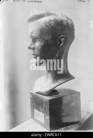 Buste de Lindbergh, photographie montrant le buste d'un aviateur Charles Lindbergh par le sculpteur Sach de Paris., 22 juin 1927, négatifs en verre, 1 négatif : verre Banque D'Images