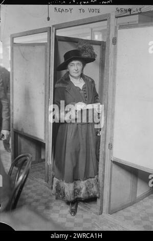 Prête à voter, la photographie montre Margaret V. Lally à la porte d'une cabine de vote lors de la première élection où les femmes pouvaient voter, New York City., 1918 mars 5, négatifs en verre, 1 négatif : verre Banque D'Images