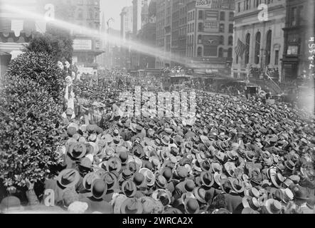 Farrar, photographie montre un concert de la chanteuse d'opéra soprano Geraldine Farrar (1882-1967) qui faisait partie du Liberty Theater de la Women's War relief Association devant la New York public Library à la 5e Avenue et la 42e Rue à New York. Des représentations et des discours ont été tenus pour appeler le public à acheter des Liberty Bonds. Le théâtre faisait partie du troisième prêt Liberty, qui a eu lieu du 6 avril 1918 au 4 mai 1918 pendant la première Guerre mondiale, 1918 avril 15, Guerre mondiale, 1914-1918, négatifs en verre, 1 négatif : verre Banque D'Images