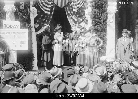 Farrar, photographie montre un concert de la chanteuse d'opéra soprano Geraldine Farrar (1882-1967) qui faisait partie du Liberty Theater de la Women's War relief Association devant la New York public Library à la 5e Avenue et la 42e Rue à New York. Des représentations et des discours ont été tenus pour appeler le public à acheter des Liberty Bonds. Le théâtre faisait partie du troisième prêt Liberty, qui a eu lieu du 6 avril 1918 au 4 mai 1918 pendant la première Guerre mondiale, 1918 avril 15, Guerre mondiale, 1914-1918, négatifs en verre, 1 négatif : verre Banque D'Images