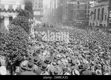 Farrar vend des obligations, la photographie montre un concert de la chanteuse d'opéra soprano Geraldine Farrar (1882-1967) qui faisait partie du Liberty Theater de la Women's War relief Association devant la New York public Library à la 5e Avenue et 42e Rue à New York. Des représentations et des discours ont été tenus pour appeler le public à acheter des Liberty Bonds. Le théâtre faisait partie du troisième prêt Liberty, qui a eu lieu du 6 avril 1918 au 4 mai 1918 pendant la première Guerre mondiale, 1918 avril 15, Guerre mondiale, 1914-1918, négatifs en verre, 1 négatif : verre Banque D'Images