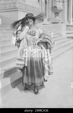 Farrar, photographie montre la chanteuse d'opéra soprano Geraldine Farrar (1882-1967) pendant un concert qui faisait partie du Liberty Theater de la Women's War relief Association devant la New York public Library à la 5e Avenue et 42e Rue à New York. Des représentations et des discours ont été tenus pour appeler le public à acheter des Liberty Bonds. Le théâtre faisait partie du troisième prêt Liberty, qui a eu lieu du 6 avril 1918 au 4 mai 1918 pendant la première Guerre mondiale, 1918 avril 15, Guerre mondiale, 1914-1918, négatifs en verre, 1 négatif : verre Banque D'Images