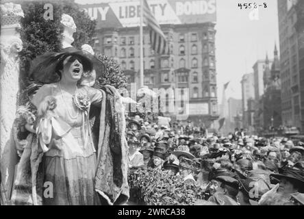 Farrar, photographie montre un concert de la chanteuse d'opéra soprano Geraldine Farrar (1882-1967) qui faisait partie du Liberty Theater de la Women's War relief Association devant la New York public Library à la 5e Avenue et la 42e Rue à New York. Des représentations et des discours ont été tenus pour appeler le public à acheter des Liberty Bonds. Le théâtre faisait partie du troisième prêt Liberty, qui a eu lieu du 6 avril 1918 au 4 mai 1918 pendant la première Guerre mondiale, 1918 avril 15, Guerre mondiale, 1914-1918, négatifs en verre, 1 négatif : verre Banque D'Images