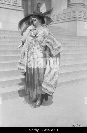 Farrar, photographie montre un concert de la chanteuse d'opéra soprano Geraldine Farrar (1882-1967) qui faisait partie du Liberty Theater de la Women's War relief Association devant la New York public Library à la 5e Avenue et la 42e Rue à New York. Des représentations et des discours ont été tenus pour appeler le public à acheter des Liberty Bonds. Le théâtre faisait partie du troisième prêt Liberty, qui a eu lieu du 6 avril 1918 au 4 mai 1918 pendant la première Guerre mondiale, 1918 avril 15, Guerre mondiale, 1914-1918, négatifs en verre, 1 négatif : verre Banque D'Images