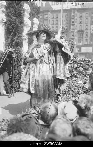 Farrar, photographie montre un concert de la chanteuse d'opéra soprano Geraldine Farrar (1882-1967) qui faisait partie du Liberty Theater de la Women's War relief Association devant la New York public Library à la 5e Avenue et la 42e Rue à New York. Des représentations et des discours ont été tenus pour appeler le public à acheter des Liberty Bonds. Le théâtre faisait partie de la troisième campagne Liberty Loan, qui a eu lieu du 6 avril 1918 au 4 mai 1918 pendant la première Guerre mondiale, 1918 avril 15, négatifs en verre, 1 négatif : verre Banque D'Images