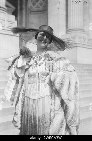 Farrar, photographie montre la chanteuse d'opéra soprano Geraldine Farrar (1882-1967) pendant un concert qui faisait partie du Liberty Theater de la Women's War relief Association devant la New York public Library à la 5e Avenue et 42e Rue à New York. Des représentations et des discours ont été tenus pour appeler le public à acheter des Liberty Bonds. Le théâtre faisait partie du troisième prêt Liberty, qui a eu lieu du 6 avril 1918 au 4 mai 1918 pendant la première Guerre mondiale, 1918 avril 15, Guerre mondiale, 1914-1918, négatifs en verre, 1 négatif : verre Banque D'Images