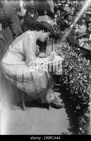 Farrar, photographie montre un concert de la chanteuse d'opéra soprano Geraldine Farrar (1882-1967) qui faisait partie du Liberty Theater de la Women's War relief Association devant la New York public Library à la 5e Avenue et la 42e Rue à New York. Des représentations et des discours ont été tenus pour appeler le public à acheter des Liberty Bonds. Le théâtre faisait partie du troisième prêt Liberty, qui a eu lieu du 6 avril 1918 au 4 mai 1918 pendant la première Guerre mondiale, 1918 avril 15, Guerre mondiale, 1914-1918, négatifs en verre, 1 négatif : verre Banque D'Images