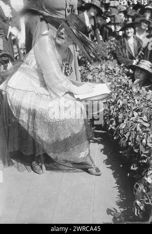 Farrar, photographie montre un concert de la chanteuse d'opéra soprano Geraldine Farrar (1882-1967) qui faisait partie du Liberty Theater de la Women's War relief Association devant la New York public Library à la 5e Avenue et la 42e Rue à New York. Des représentations et des discours ont été tenus pour appeler le public à acheter des Liberty Bonds. Le théâtre faisait partie du troisième prêt Liberty, qui a eu lieu du 6 avril 1918 au 4 mai 1918 pendant la première Guerre mondiale, 1918 avril 15, Guerre mondiale, 1914-1918, négatifs en verre, 1 négatif : verre Banque D'Images