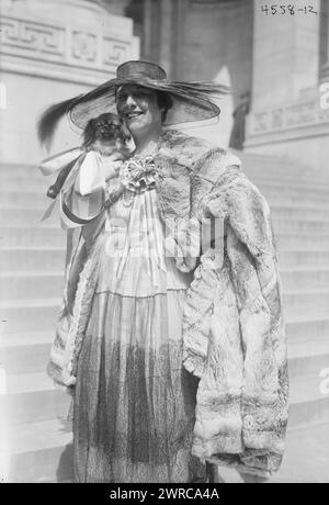 Farrar, photographie montre la chanteuse d'opéra soprano Geraldine Farrar (1882-1967) pendant un concert qui faisait partie du Liberty Theater de la Women's War relief Association devant la New York public Library à la 5e Avenue et 42e Rue à New York. Des représentations et des discours ont été tenus pour appeler le public à acheter des Liberty Bonds. Le théâtre faisait partie du troisième prêt Liberty, qui a eu lieu du 6 avril 1918 au 4 mai 1918 pendant la première Guerre mondiale, 1918 avril 15, Guerre mondiale, 1914-1918, négatifs en verre, 1 négatif : verre Banque D'Images