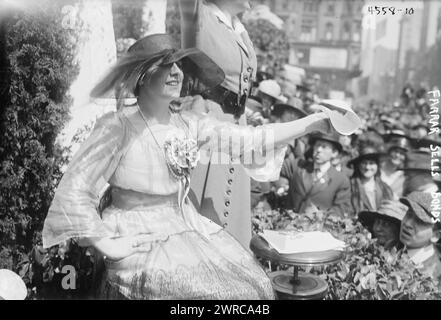 Farrar vend des obligations, la photographie montre un concert de la chanteuse d'opéra soprano Geraldine Farrar (1882-1967) qui faisait partie du Liberty Theater de la Women's War relief Association devant la New York public Library à la 5e Avenue et 42e Rue à New York. Des représentations et des discours ont été tenus pour appeler le public à acheter des Liberty Bonds. Le théâtre faisait partie du troisième prêt Liberty, qui a eu lieu du 6 avril 1918 au 4 mai 1918 pendant la première Guerre mondiale, 1918 avril 15, Guerre mondiale, 1914-1918, négatifs en verre, 1 négatif : verre Banque D'Images