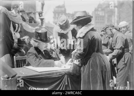 Paderewski, photographie montre le pianiste et compositeur polonais Ignacy Jan Paderewski (1860-1941) assis à une table en plein air avec sa femme Helena Paderewska (debout), lors de la fête polonaise, au City Hall Park, New York, le 24 avril 1918. Paderewski a été le principal orateur de l'événement à la Liberty Bell où il a promu Liberty Bonds., 24 avril 1918, Glass négatifs, 1 négatif : Glass Banque D'Images