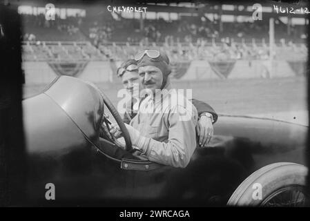 Chevrolet, photographie montrant Louis-Joseph « Louis » Chevrolet (1878-1941), un pilote de course suisse-américain et fondateur de la Chevrolet Motor car Company, probablement à la Coupe Astor 1916 au Sheepshead Bay Speedway, long Island, New York., 1916, Glass Negative, 1 négatif : verre Banque D'Images