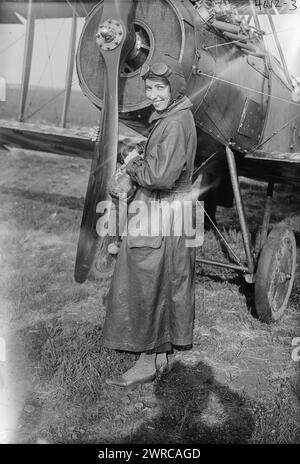 Katherine Stinson avec son biplan, photo montre l'aviatrice américaine Katherine Stinson (1891-1977) devant son biplan spécial Curtiss-Stinson qu'elle a piloté pour collecter des fonds pour la Croix-Rouge pendant la première Guerre mondiale, entre environ 1978 et 1978. 1915 et env. 1920, Guerre mondiale, 1914-1918, négatifs en verre, 1 négatif : verre Banque D'Images