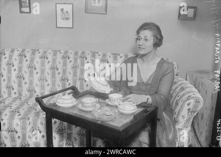 Amparito Farrar, photographie montre le chanteur d'opéra soprano Amparito Farrar (1893-1989) assis sur un canapé versant du thé., 1919 avril 17, négatifs en verre, 1 négatif : verre Banque D'Images