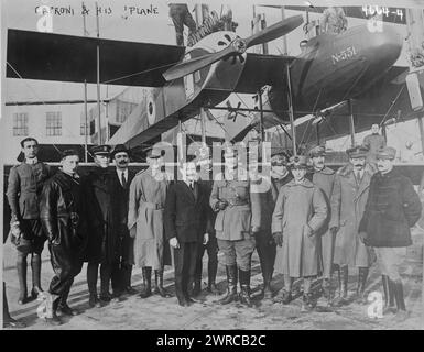 Caproni et son avion, la photographie montre Giovanni Battista Caproni (1886-1957), un ingénieur aéronautique italien et fondateur de la société de fabrication d'avions Caproni avec un groupe de personnes devant 'The Caproni Flight', un énorme bombardier triplan N531., 1918 juillet 29, Glass négatifs, 1 négatif : Glass Banque D'Images