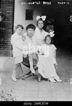 Newton Baker, photographie montre Elizabeth Wells Leopold Baker (1873-1951), épouse de Newton Baker (1871-1937) qui a servi comme secrétaire à la Guerre des États-Unis de 1916 à 1921 avec leurs enfants : Newton D. Baker III (1907-1982), Elizabeth Baker (M. John Phillips McGean) de Cleveland et Margaret Baker (M. Fulton Wright) de présenter Louis (1912-1999)., 13 août 1918, négatifs en verre, 1 négatif : verre Banque D'Images