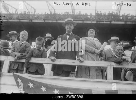 Al. Smith & Wife, photographie montre le politicien Alfred Emanuel 'Al' Smith (1873-1944) qui a servi comme gouverneur de New York, avec sa femme, l'ancienne Catherine A. Dunn et ses enfants. Ils assistent à une journée de police au Sheepshead Bay Speedway, le 31 août 1918, le 1918 août 31, Glass Negatives, 1 négatif : verre Banque D'Images