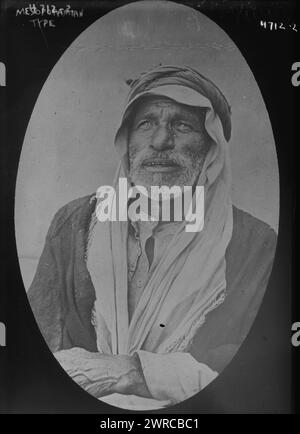 Type mésopotamien, photographie montre le portrait à mi-longueur d'un homme, peut-être des régions d'Irak ou de Syrie, alors partie de l'Empire ottoman., entre env. 1915 et env. 1920, négatifs en verre, 1 négatif : verre Banque D'Images