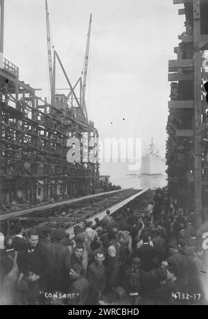 Consort', photographie montre le navire Allies, qui a été lancé avec le Consort au chantier naval de Newark Bay, New Jersey le 14 octobre 1918, entre CA. 1915 et env. 1920, négatifs en verre, 1 négatif : verre Banque D'Images