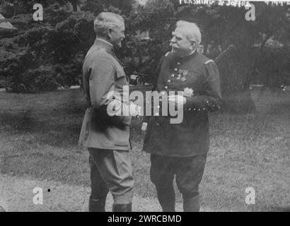 Pershing & Joffre, photographie montrant le général français Joseph Jacques Césaire Joffre (1852-1931) avec le général américain John J. Pershing (1860-1948) pendant la première Guerre mondiale, entre env. 1915 et env. 1920, négatifs en verre, 1 négatif : verre Banque D'Images