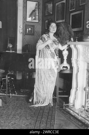 Arden, photographie montre la mezzo-soprano et chanteur d'opéra contralto américain Cecil Arden (1894-1989) qui a été actif au cours des premières décennies du XXe siècle., entre env. 1915 et env. 1920, négatifs en verre, 1 négatif : verre Banque D'Images