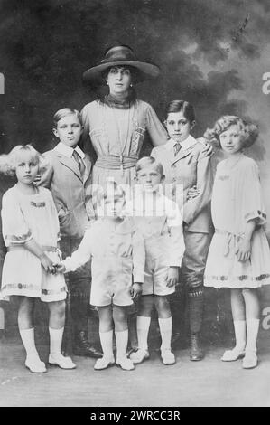 Reine d'Espagne et enfants, photographie montre Victoria Eugénie de Battenberg (1887-1969) qui était reine d'Espagne et épouse du roi Alphonse XIII Ses enfants sont (de gauche à droite) : Maria Cristina, comtesse Marone ; Alphonse, prince des Asturies ; Infante Gonzalo d'Espagne ; Juan, comte de Barcelone ; Jaime, duc de Ségovie et d'Anjou ; et Beatriz, princesse de Civitella-Cesi., entre env. 1915 et env. 1920, négatifs en verre, 1 négatif : verre Banque D'Images