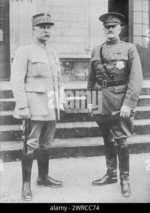 Petain, Pershing, photographie montre le général John J. 'Black Jack' Pershing (1860-1948), qui était chef des forces expéditionnaires américaines pendant la première Guerre mondiale avec le général français Joseph Jacques Césaire Joffre (1852-1931) devant le Château du Val des Escholiers, Chaumont, France., entre 1917 et 1919, négatifs en verre, 1 négatif: verre Banque D'Images