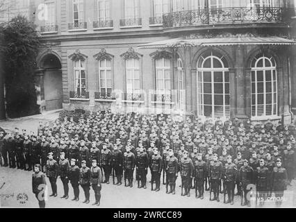 Garde de Paris du président, la photographie montre la garde d'honneur de Paris du président Wilson devant la Maison Blanche « outre-mer ». Le commandant de la compagnie (au premier plan à gauche) est le capitaine Burton F. Hood, les lieutenants en ligne derrière lui, sont, de gauche à droite : 1er lieutenant. E.T. Murphy ; 1er lieutenant. H.B. Ennis ; 1er lieutenant. Alfred Z. Funk et le 2e lieutenant. Max A. Taylor et le 2e lieutenant. Arthur W. Rogers. Paris, France., 18 janvier 1918, négatifs en verre, 1 négatif : verre Banque D'Images