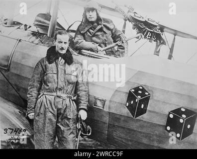 Capitaine W.C. Schauffler Jr. & Lt. F.A. Tillman, la photographie montre le capitaine W.G. Schauffler, Jr. debout et le lieutenant Fred A. Tillman dans le siège d'un avion du quatre-vingt-dixième escadron de l'Aero (Pair-a-Dice' Squadron) (Salmson 2A2). L'arme de l'avion est une double mitrailleuse Lewis. Photographie a été prise à Bethelainville, Meuse, France le 18 novembre 1918 après la première Guerre mondiale, 1918 novembre 18, Guerre mondiale, 1914-1918, négatifs en verre, 1 négatif : verre Banque D'Images