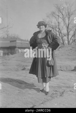 Jardon, photographie montre Dorothy Jardon (1883?-1966), une actrice et chanteuse américaine, probablement à Central Park, New York City., 1919 février 28, Glass négatifs, 1 négatif : Glass Banque D'Images