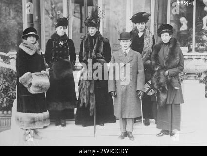 Maude of Fife, Queen Maude, Alexandra, Olaf (Norvège), Victoria, princesse royale, photographie montre Olav V (1903-1991), roi de Norvège, avec sa mère Maud de Galles (1869-1938) (reine de Norvège) ; princesse Maud, comtesse de Southesk (1893-1945) ; princesse Arthur de Connaught, 2e duchesse de Fife, (princesse Alexandra, duchesse de Fife avant mariage) (1891-1959); et la princesse Victoria du Royaume-Uni (1868-1935)., entre CA. 1915 et env. 1920, négatifs en verre, 1 négatif : verre Banque D'Images