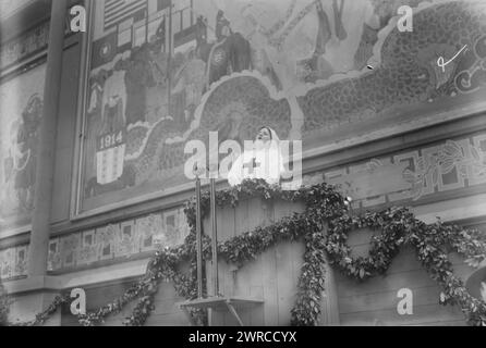 Cecil Arden, photographie montre la mezzo-soprano américaine et chanteur d'opéra contralto Cecil Arden (1894-1989) chantant le 23 avril 1919 à l'occasion de la Journée des infirmières d'un prêt de la victoire, Park Avenue, New York City., 1919 avril 23, Glass Negatives, 1 négatif : verre Banque D'Images