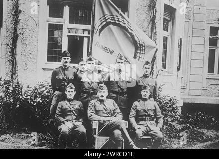 Officiers de la division arc-en-ciel, la photographie montre des officiers de la division arc-en-ciel (42e division) à Ahrweiler, Allemagne, le 8 janvier 1919. Au premier rang, de gauche à droite : William Neill Hughes, Jr (1878-1969) (mal identifié dans le New-York Tribune comme 'Rambaugh'), le major-général Clement Alexander Finley Flagler (1867-1922), et le lieutenant-colonel Stanley Maddox Rumbough (1886-1961) (mal identifié dans le New-York Tribune comme William Hughes). Deuxième rangée, de gauche à droite : capitaine James M. Boyd, homme non identifié, major Robert J. Gill, et lieutenant H. W. Fletcher., 1919, Guerre mondiale, 1914-1918, négatifs en verre Banque D'Images