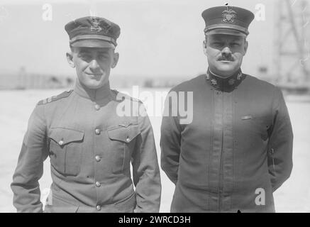 Lt. E.F. Stone & Lt. Com. R.A. Lavender, photographie montre l'aviateur de la Garde côtière Elmer 'Archie' Fowler Stone (1887-1936), qui était un pilote sur l'hydravion NC-1 et Robert Alfred Lavender (1889-1976), un officier radio de l'US Navy pour l'hydravion NC-3. Les deux hommes ont participé à la tentative de vol transatlantique d'hydravion le 1919 mai., 1919 mai 1, Glass négatifs, 1 négatif : Glass Banque D'Images