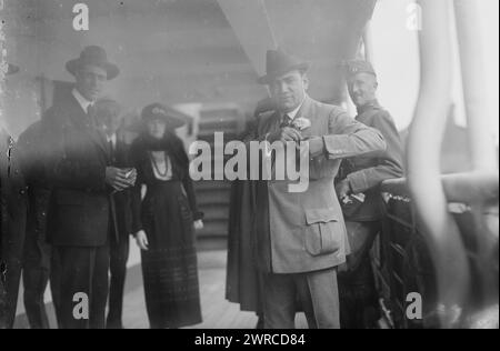 Départ de Caruso, le 24/05/19, photographie montrant le chanteur italien d'opéra ténor Enrico Caruso (1873-1921) et son épouse, l'ancienne Miss Dorothy Park Benjamin (1893-1955) à bord du navire Giuseppe Verdi., 1919 septembre 5, négatifs en verre, 1 négatif : verre Banque D'Images