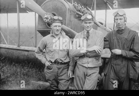 Lt. S.J. Short, Lt. O. Locklear, Lt. Milton Elliott, photographie montrant le pilote de cascadeur et acteur de cinéma Ormer Leslie Locklear (1891-1920), le pilote Shirley J. Short (1895-1931), et le pilote de cascadeur et acteur de cinéma Milton 'Skeets' Elliott (1894-1920)., entre CA. 1915 et env. 1920, négatifs en verre, 1 négatif : verre Banque D'Images