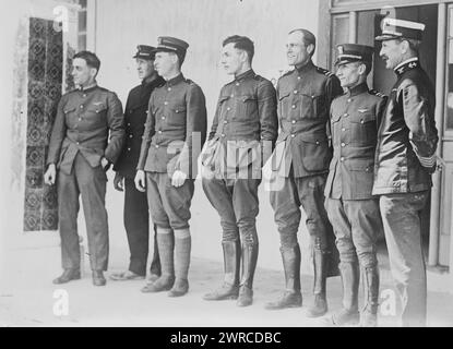 L'amiral Jackson et l'équipage du NC-4, la photographie montre des membres d'équipage du Navy-Curtiss Flying Boat NC-4 qui a effectué le premier vol transatlantique en 1919. De gauche à droite : lieutenant Elmer F. Stone de la Garde côtière américaine ; maître Eugene C. Rhoads de la marine américaine ; lieutenant Walter Hinton de la marine américaine ; enseigne Herbert C. Rodd, opérateur radio de la marine américaine ; lieutenant James Lawrence Breese, Jr. (1884-1959); amiral Albert Cushing 'Putty' Read (1887-1967) et amiral Richard Harrison Jackson (1866-1971)., 1919, Glass Negative Banque D'Images